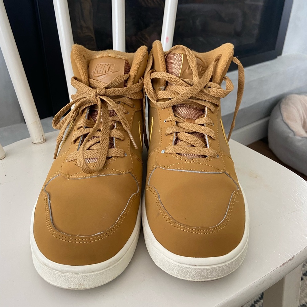 Womens Nike high tops. Size 9.5. In amazing condition. Never wore them.